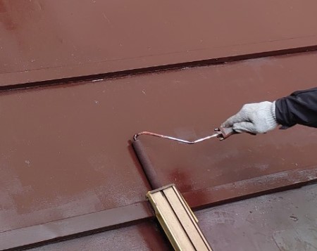 トタン屋根　ローラー塗り　塗装工事